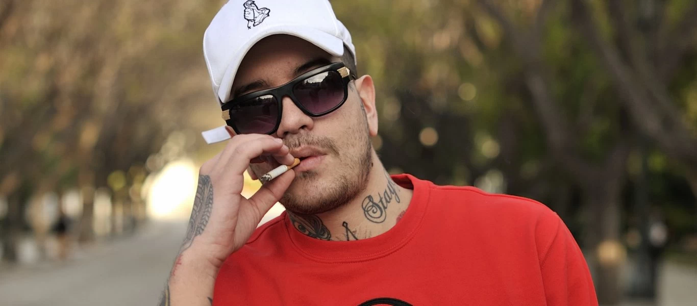 Πολλά βαρύς ο Snik: Κατέβασε το μικρόφωνο ρεπόρτερ... ο σταρ! (βίντεο)